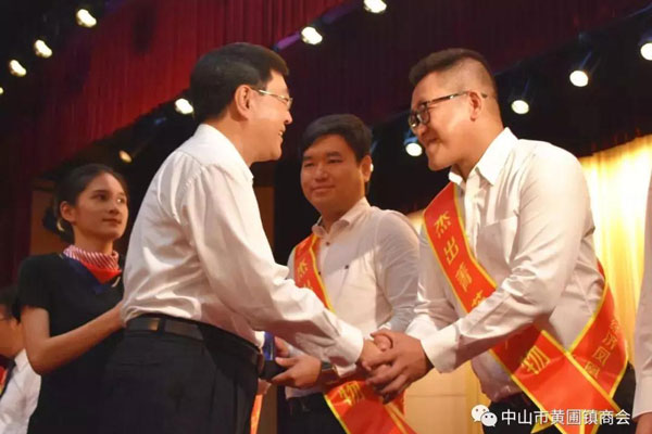 黃圃鎮(zhèn)工商聯(lián)會(huì)長(zhǎng)、榮業(yè)食品董事長(zhǎng)王顯韜榮獲“鳳凰獎(jiǎng)”杰出菁英人物獎(jiǎng)