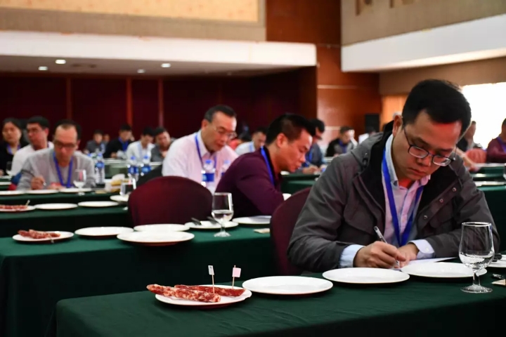 廣式臘味鑒評(píng)競(jìng)賽閉幕！榮業(yè)臘味第四代傳承人葉浩波榮獲省級(jí)稱號(hào)